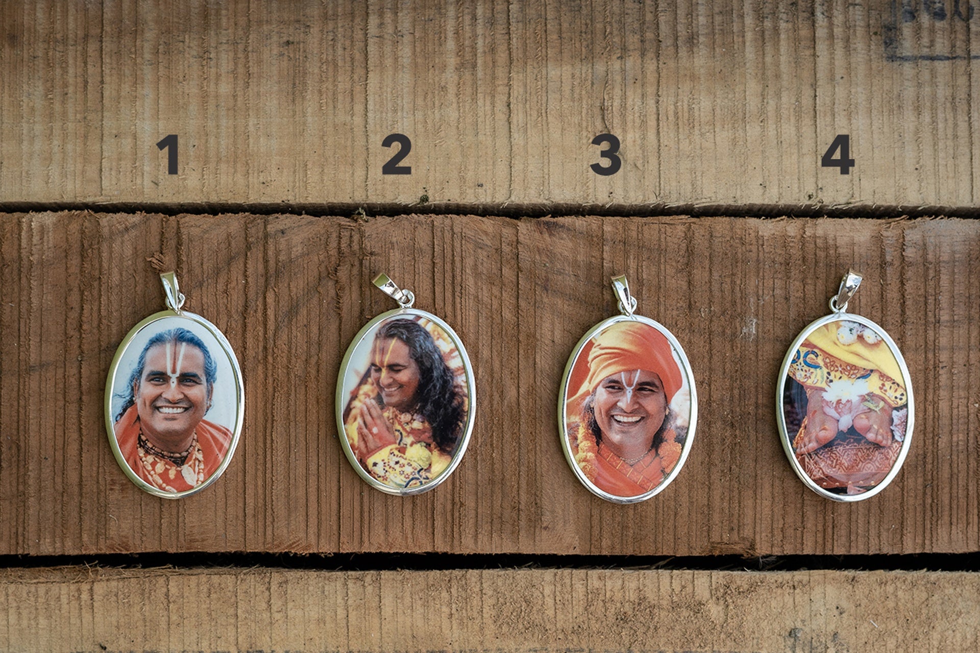 Paramahamsa Vishwananda Pendant | Portrait 2